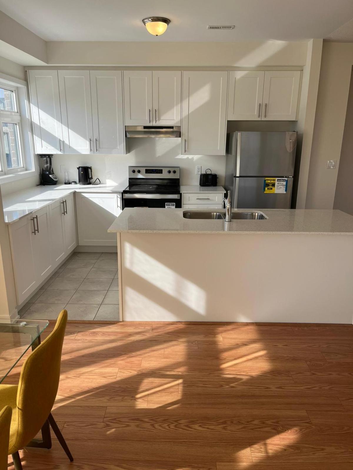 Apartamento Luxury Brand New Townhouse In Milton Ontario Exterior foto